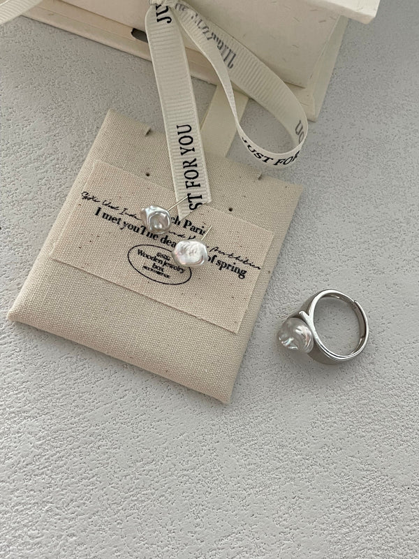 Unique Keshi Pearl Ring