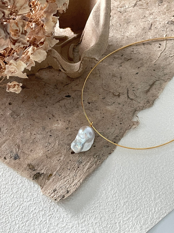 Gold Hanging Tail Baroque Pearl Necklace