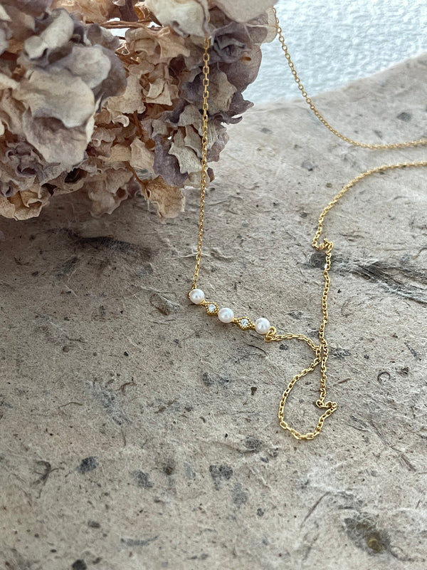 Exquisite Mini Diamond-Studded Freshwater Pearl Necklace